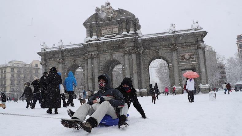 Filomena comenzó como una borrasca de nieve que llevó a cientos de personas a las calles de la ciudad para jugar y divertirse al estilo de las carreras y patinajes sobre el hielo de la nevada.