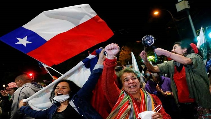 Las elecciones del 11 de abril son un resultado del plebiscito realizado el 25 de octubre de 2020, cuando la mayoría de los chilenos aprobó la redacción de una nueva Constitución.