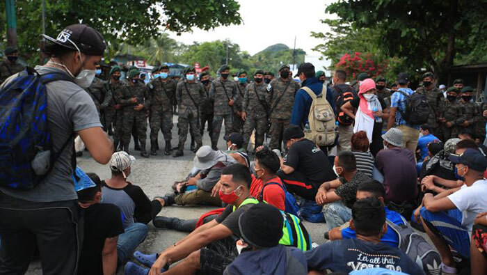 El Gobierno de Guatemala argumenta que la decisión es por el peligro que representa el paso de los migrantes en medio de la pandemia.