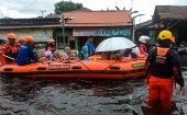 Rescatistas trasladan a personas de una zona residencial inundada en Kalimantan del Sur, Indonesia.