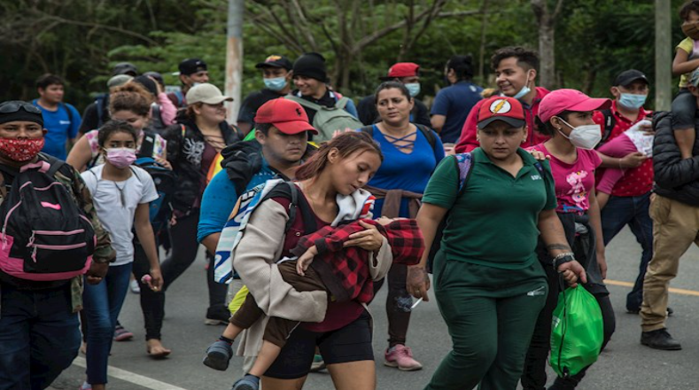 Una caravana de miles de migrantes hondureños partió desde la Gran Central Metropolitana de San Pedro Sula, hace días..
