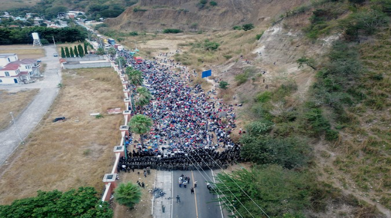 La caravana de migrantes fue reprimida por los policías en el punto aduanero El Florido, lo cual trascendió en enfrentamientos y heridos.