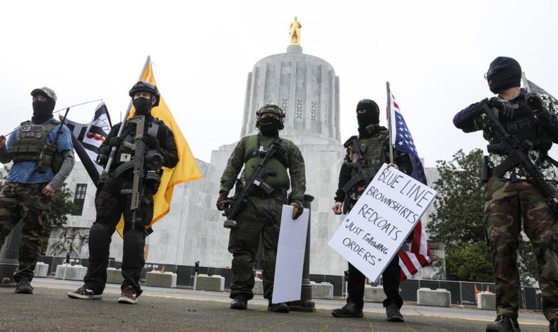 En Oregón, como en otros estados, los manifestantes protestaron frente a la sede legislativa local armados con fusiles.