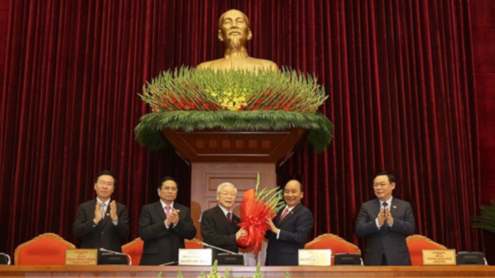El Comité Central también eligió este domingo a un nuevo Buró Político de 18 miembros, quienes poco después eligieron a Phu Trong como secretario general.