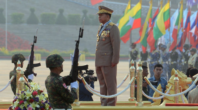 El hasta ahora vicepresidente, Myint Swe, que fue nombrado en el cargo por los militares, asumió la presidencia interina y le cedió todos los poderes al jefe de las Fuerzas Armadas, Min Aung Hlaing.