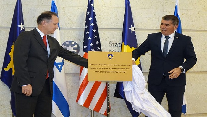 El canciller israelí, Gabi Ashkenazi y el embajador de Estados Unidos en Kosovo, Philip S. Kosnett develaron la placa que estará en la fachada de la embajada hebrea en Kosovo.
