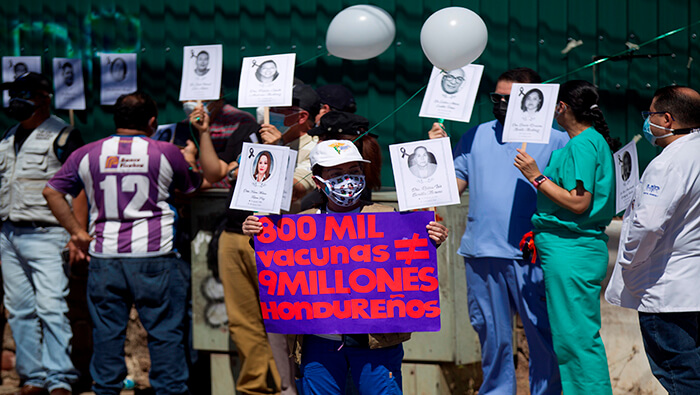 Médicos hondureños exigen la dimisión de la ministra de salud debido a la mala gestión de esta entidad para atender la crisis sanitaria.