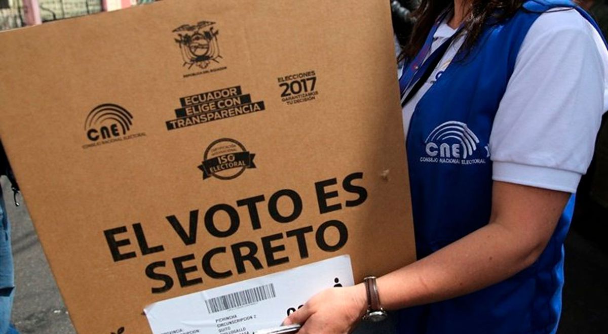 Efectivos militares trasladan el material de votación a los diferentes centros electorales de Ecuador.