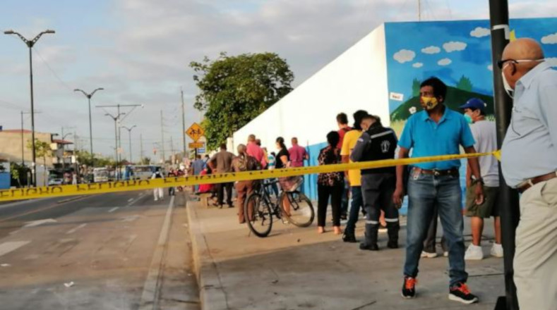 Largas filas se formaron tanto fuera como en el interior de los recintos en Guayaquil, pues se vieron frenados ante la inasistencia de algunos miembros de las juntas receptoras.