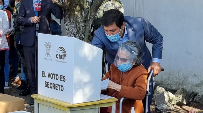 El candidato a la Presidencia de Ecuador de la alianza Unión por la Esperanza, Andrés Arauz acude a una mesa electoral acompañado de su abuela, a la que asistió en los trámites para emitir su voto.