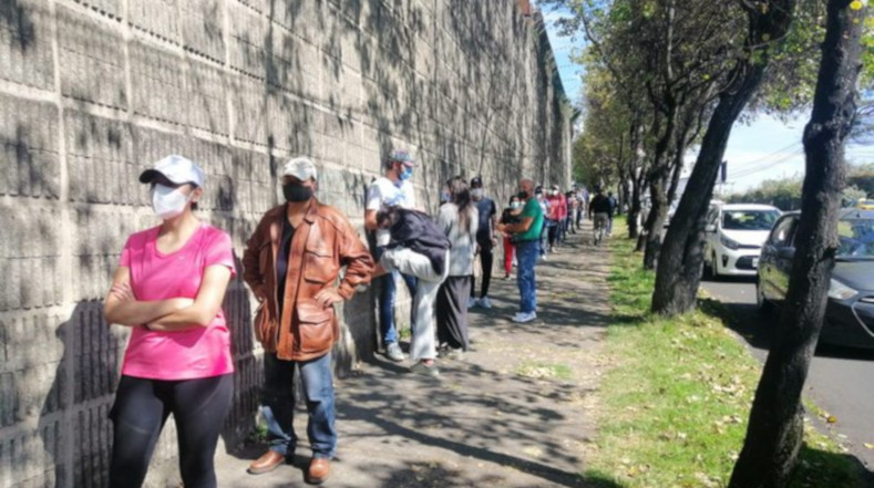 En Ecuador la multa por no ejercer el derecho al voto es de 40 dólares. Al proceso están citados más de 13 millones de ciudadanos. En redes sociales y medios locales se ha denunciado que hasta este domingo se está realizando en el registro civil un proceso de entrega de cedulación.