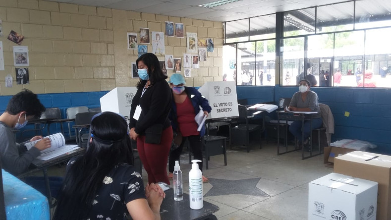 La votación transcurre en Ecuador con incidentes menores, pero se sigue reportando largas filas en los centros electorales.