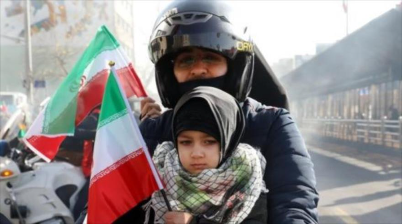 Adultos y niños salieron a las calles sobre motos y coches izando pequeñas banderas como una muestra de orgullo nacional revolucionario islámico.