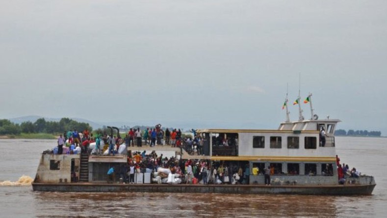 La navegación por el río Congo se realiza en precarias embarcaciones, en las cuales suelen viajar muy cargadas.
