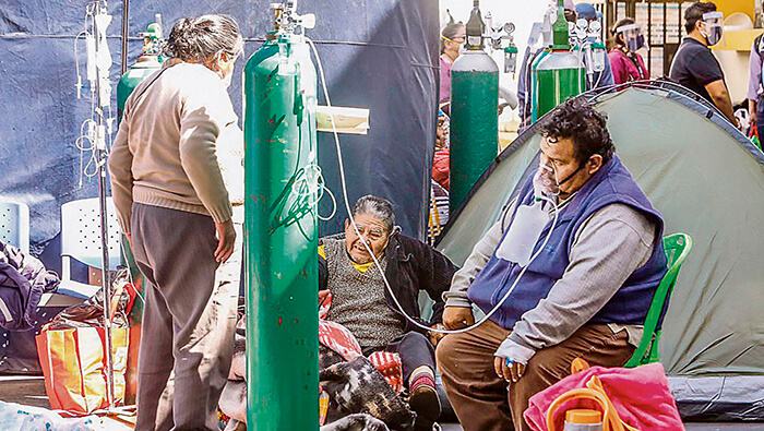 La emergencia en los hospitales peruanos responde a la crisis de oxígeno que se registra desde hace varias semanas en el país suramericano.