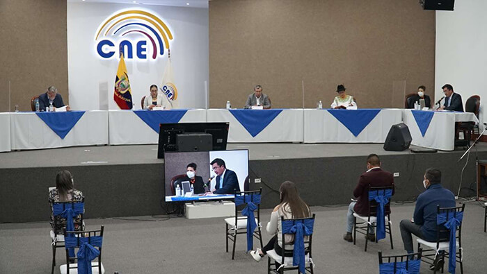 El Pleno del CNE ecuatoriano comunica la votación sobre el informe que pide el reconteo de votos.