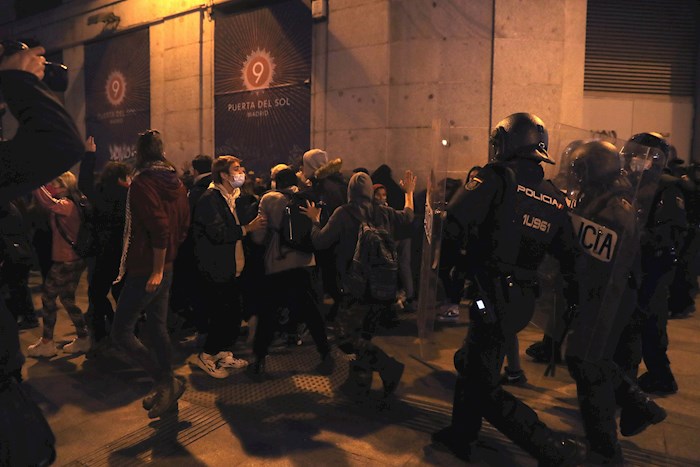 En la capital española, Madrid, también se reportaron enfrentamientos entre las autoridades y los asistentes a las manifestaciones.