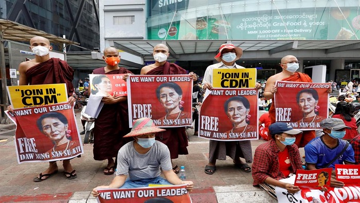 Miles de personas muestran a diario en las calles su rechazo a la junta militar que controla Myanmar y exigen la liberación de la Consejera de Estado.