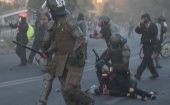 Uno de los hechos más violentos se dio cuando un carro lanza gases de Carabineros aceleró por la calle hacia un grupo de manifestantes.
