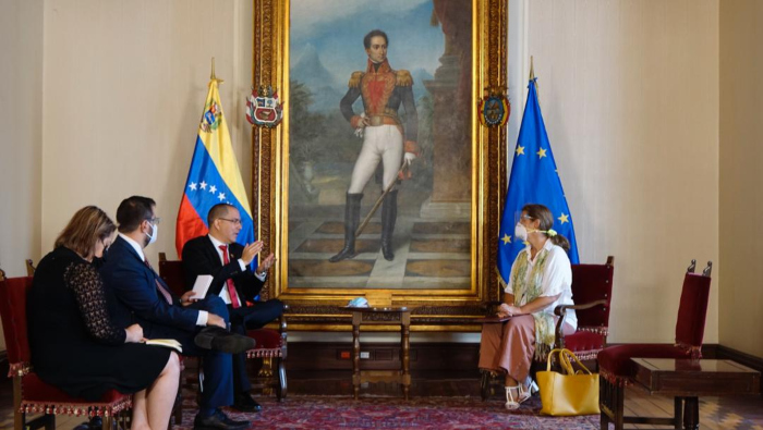 El canciller venezolano informó personalmente la decisión a la embajadora.