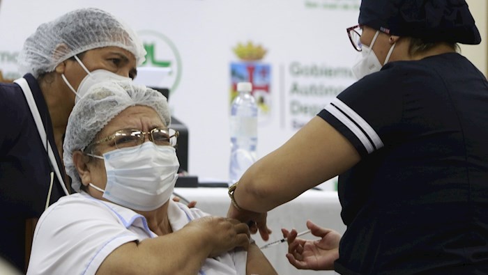 La campaña inició con el lote de 500.000 dosis de vacuna anticovid de Sinopharm que llegó este miércoles