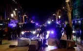 Efectivos de la Policía catalana patrullan las calles tras las protestas ocurridas el sábado en la ciudad de Barcelona.