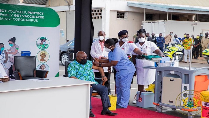 El presidente ghanés Nana Akufo-Addo ha reiterado que la vacunación es segura y decidió predicar con el ejemplo.