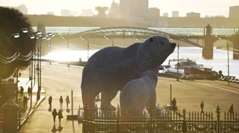 En Moscú, Rusia, los turistas se animan por ir a las estatuas de osos polares en el parque Gorki para guardar en sus recuerdos una foto con los gigantes árticos.