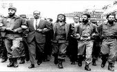 Fidel, el entonces presidente cubano Osvaldo Dorticós, el Che Guevara y otros líderes revolucionarios marchan durante las honras fúnebres a las víctimas del ataque terrorista al barco La Coubre.