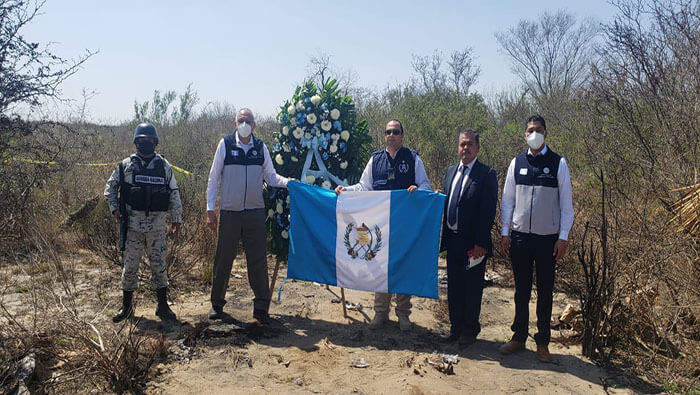 Autoridades guatemaltecas honra memoria de  connacionales víctimas en hechos de Camargo, Tamaulipas, México, previo a la repatriación.