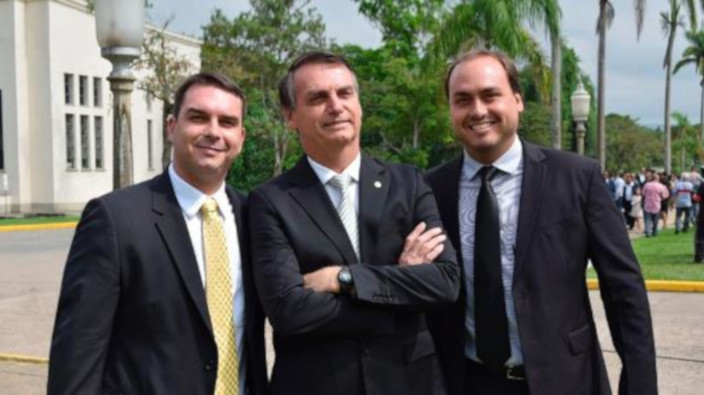 El esquema ocurrió cuando Jair Bolsonaro era diputado federal, y su hermano, el concejal Carlos Bolsonaro.