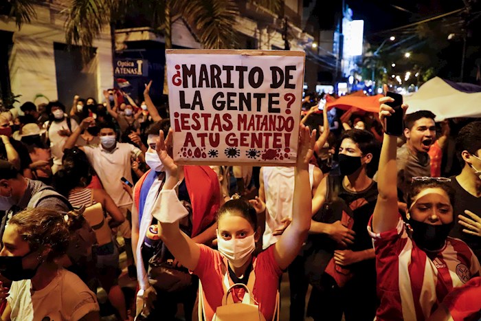 Los manifestantes, en su mayoría jóvenes, portaban banderas paraguayas y carteles con frases que denunciaban el mal manejo de la pandemia.