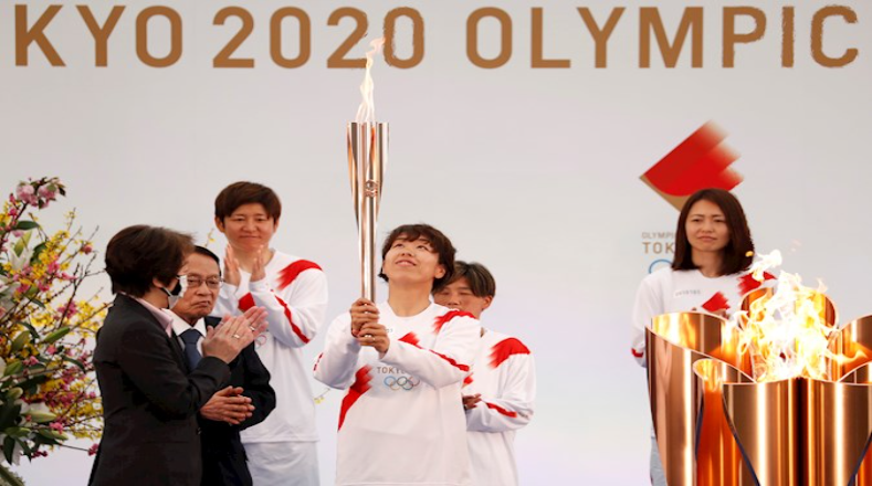 La representante de Nadeshiko Japan, alzó con orgullo la antorcha de relevo para los Juegos Olímpicos de Tokio 2020 programados para comenzar el próximo 23 de julio de 2021, debido al aplazamiento por la pandemia. 
