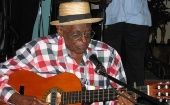 Faustino Oramas recuerda que le dio por componer por allá por el año cuarenta después de haber pasado el trabajo hereje viviendo en varios pueblos de Cuba.