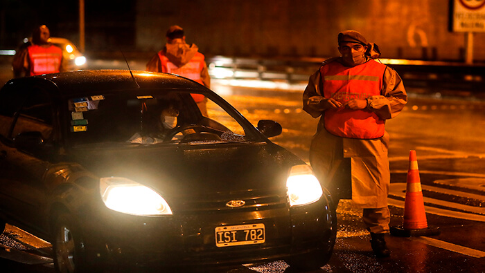 Funcionarios policiales realizan labores de seguridad al entrar en rigor las nuevas restricciones en Argentina por la pandemia.