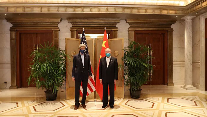 Los representantes en asuntos climáticos de China Xie Zhenhua y de EE.UU. John Kerry al termino de los diálogos en Shanghai