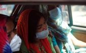 Familiares de un paciente fallecido por la COVID-19 se lamentan en un automóvil, en el Hospital Jaipur Golden, en Nueva Delhi.