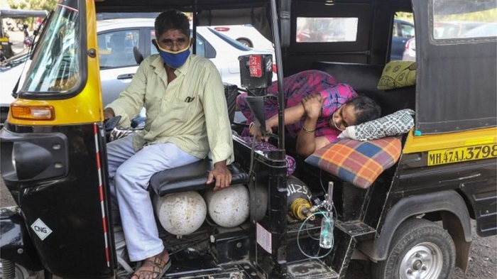 En Nueva Delhi la saturación hospitalaria y la falta de oxígeno complejizan el panorama.