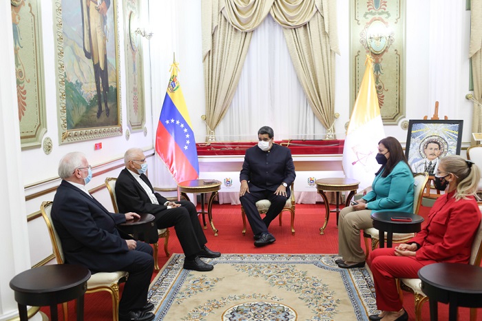 El mandatario venezolano se reunió con el nuncio apostólico, Aldo Giordani y la niña milagro  Yaxury Solórzano Ortega.