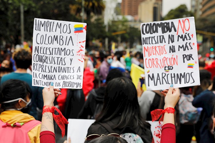 En más de 15 puntos de Bogotá (capital) se han reportado protestas, bloqueos, actos culturales  y manifestaciones por parte de miles de personas.