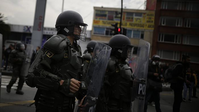 El pasado viernes los protestantes en Cali denunciaron que agentes de Policía vestidos de civil atacaron con armas de fuego a las movilizaciones.
