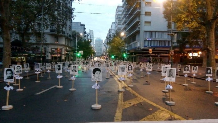 En Montevideo (capital) se colocaron en la Avenida 18 de Julio las fotos de los desaparecidos con las margaritas alegóricas a las víctimas de la dictadura.