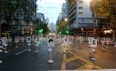 En Montevideo (capital) se colocaron en la Avenida 18 de Julio las fotos de los desaparecidos con las margaritas alegóricas a las víctimas de la dictadura. 
