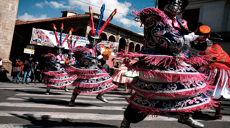 El festival contó con un programa de ingreso de bloques de bailarines de distintos departamentos del Estado Plurinacional, al típico estilo de una entrada folclórica tradicional boliviana.