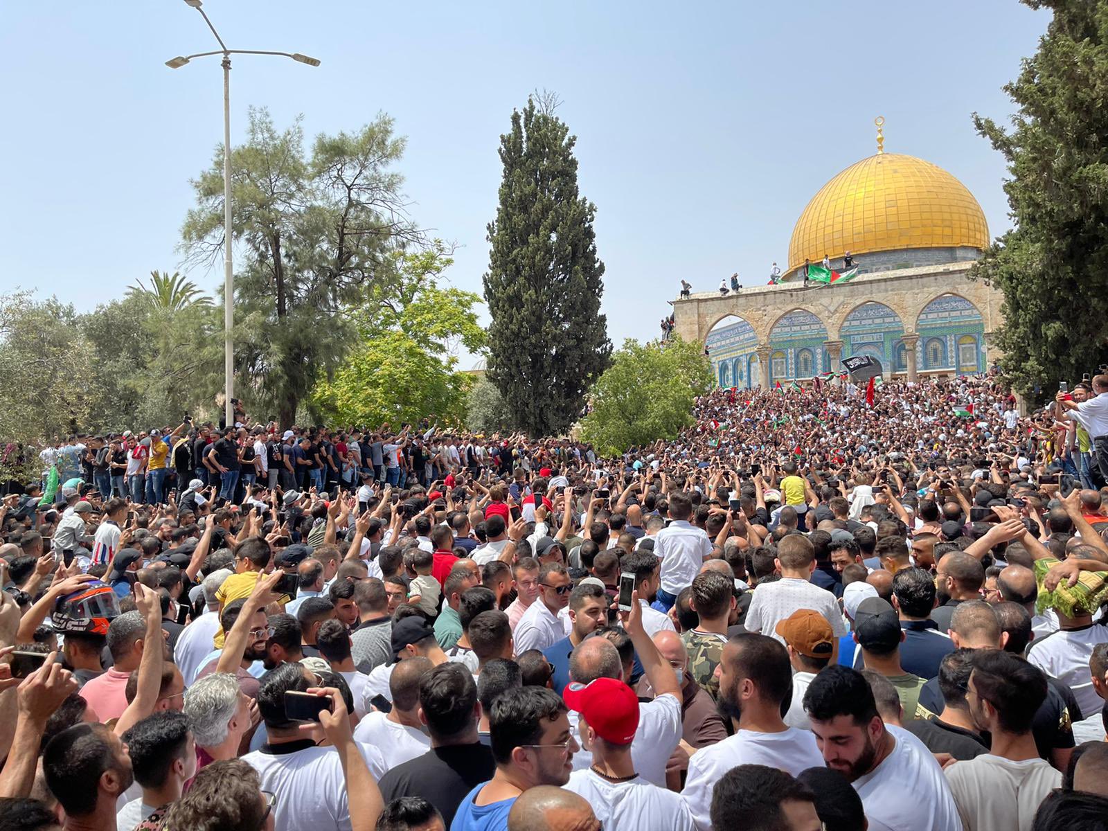 Cientos de palestinos acudieron a la Explanada de las Mezquitas cantando sus canciones de fe y portando banderas.