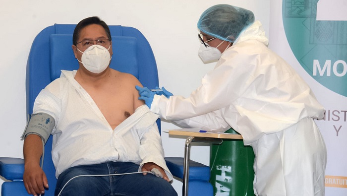 El presidente boliviano, Luis Arce, de 57 años, fue vacunado en el Hospital del Sur de El Alto, perteneciente a La Paz.