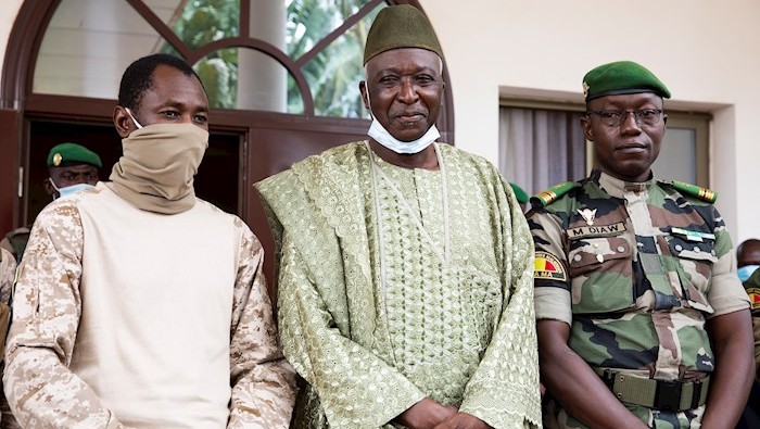 El coronel Assimi Goita (izq.) encabezó el golpe de Estado del 2020 y el reciente, mediante el cual depuso a su superior, el presidente Bah Ndaw (centro).
