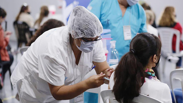 El país suramericano reportó 416 nuevos fallecidos por lo que se contabilizan 77.108 víctimas mortales a causa de la pandemia.