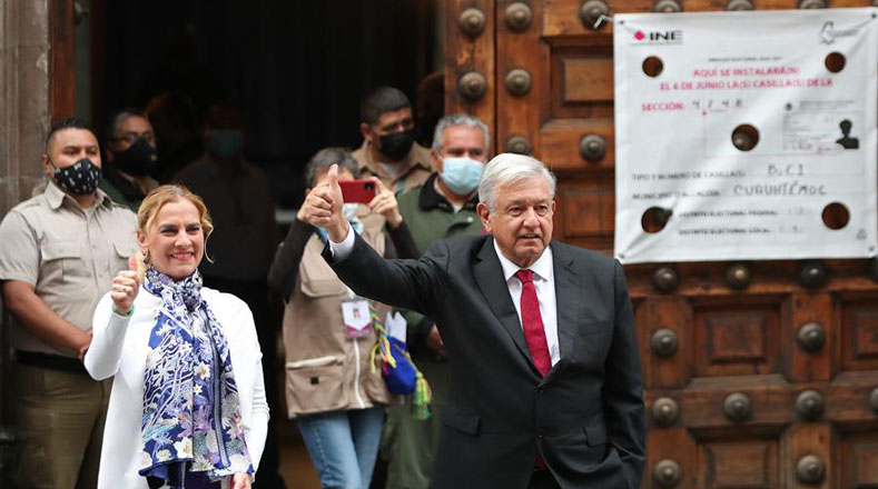 El presidente de México, Andrés Manuel López Obrador, ejerció su derecho al voto junto a su espoda Beatriz Gutiérrez Müller, y reitró en esta jornada comicial "que viva la democracia".