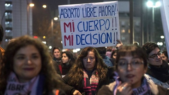El aborto fue una conquista que las mujeres chilenas conquistaron apenas en el 2017, luego de décadas de lucha, logrando finalmente que el aborto fuese despenalizado bajo tres causales.